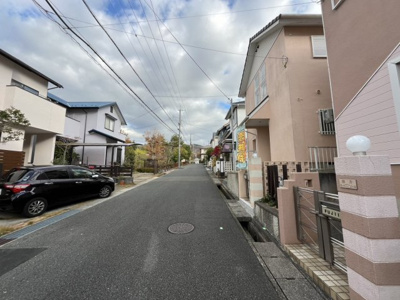 【前面道路含む現地写真】 | 小倉台６丁目　中古戸建 | 高低差のない平坦地です。