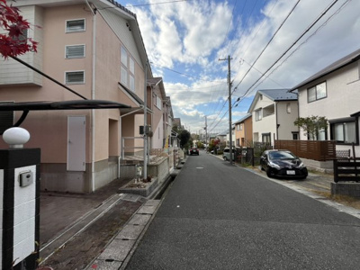【前面道路含む現地写真】 | 小倉台６丁目　中古戸建 | 駐車も楽々です。