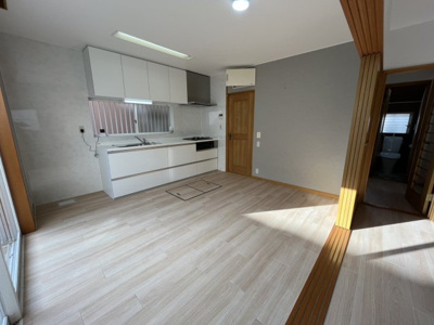 【居間・リビング】 | 小倉台６丁目　中古戸建 | 南向きなので陽当り・通風良好です。