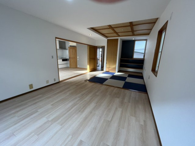 【居間・リビング】 | 小倉台６丁目　中古戸建 | 和室との続き間になって、お部屋が広くお使いいただけます。
