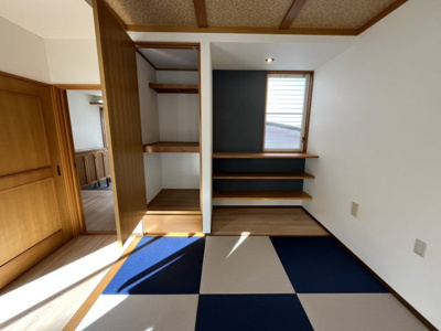 【和室】 | 小倉台６丁目　中古戸建 | 収納や飾り棚などおしゃれですね。