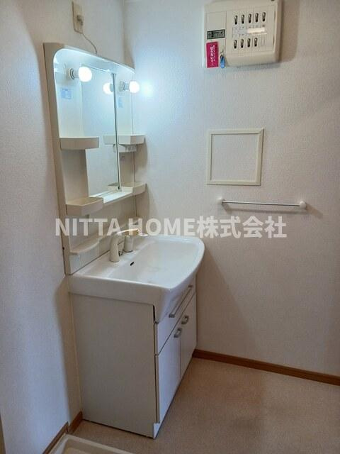 プリムローズの洗面所|シャワー付きの洗面台がついています＊