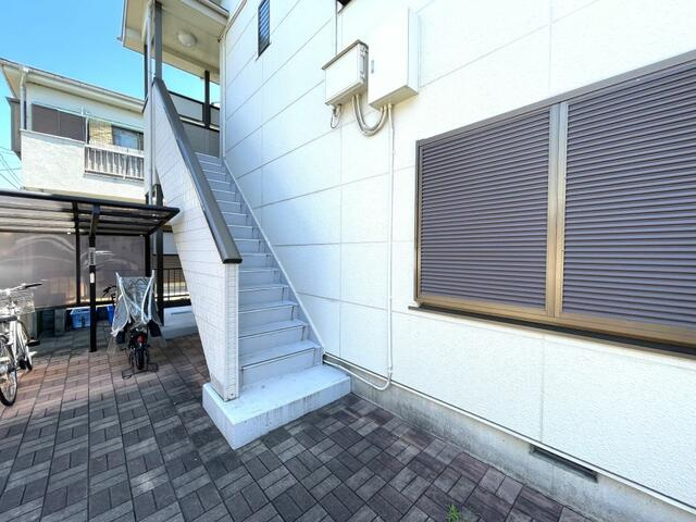 川崎市多摩区中野島３丁目のアパートのエントランス