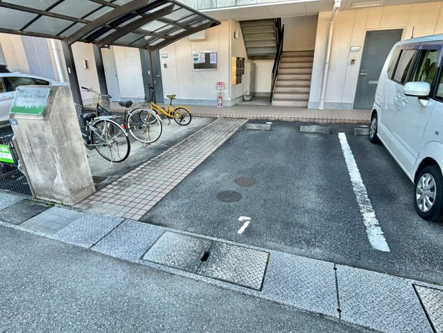 ウェスタン　フォレストの駐車場