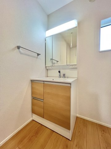 中央区富塚町　第一期の独立洗面台|洗面室も広々！お子様と一緒に入っても圧迫感を感じません！
