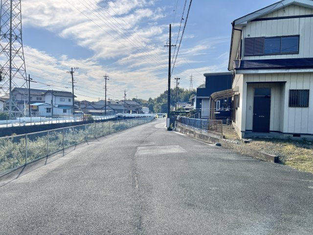 中央区富塚町　第一期の前面道路含む現地写真|前面道路を西を向いて撮影しました。