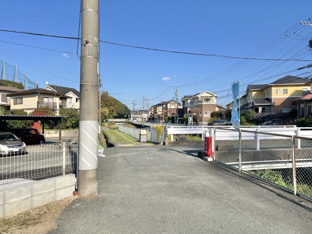 中央区富塚町　第一期の前面道路含む現地写真|前面道路を東を向いて撮影しました。
