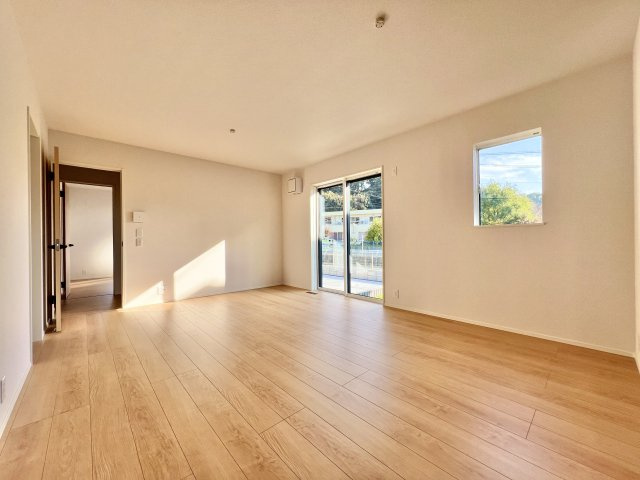 中央区富塚町　第一期の居間・リビング|16畳のLDKは落ち着いた雰囲気。家族みんなでのびのびと過ごすのにピッタリです！
