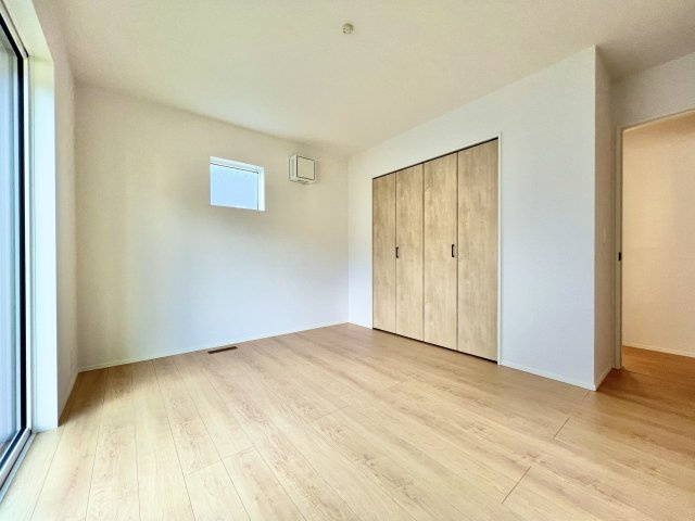 中央区富塚町　第一期の洋室|6.9畳の洋室！！
南側に窓があり、心地よい日差しが入ります！！