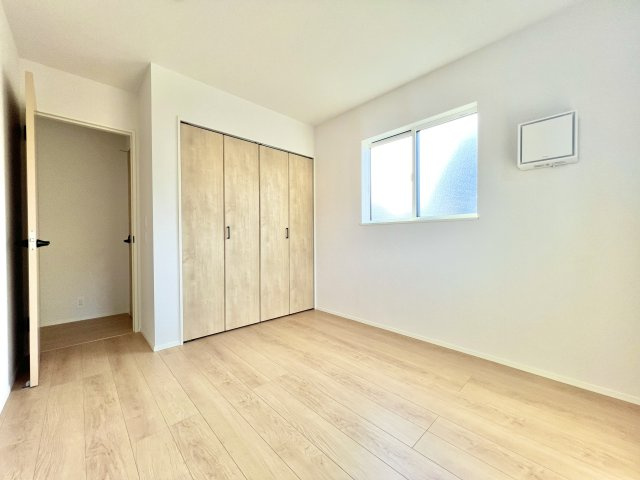 中央区富塚町　第一期の洋室|5.2畳の洋室！！
北側ですが採光がしっかり確保されているため、明るいお部屋となっています。
