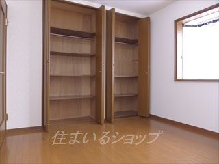 ミレニアム高陽の収納|クローゼット（棚は可動します）