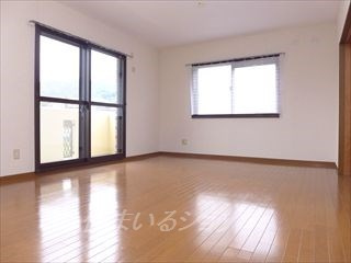 ミレニアム高陽の居間・リビング|窓が多く通風良好