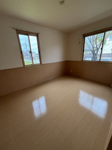 ロイヤル倉治　B棟の洋室