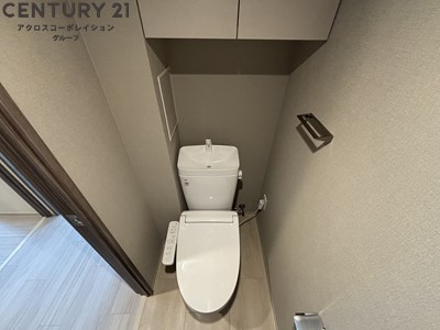 収納スペースありのトイレルームです。
