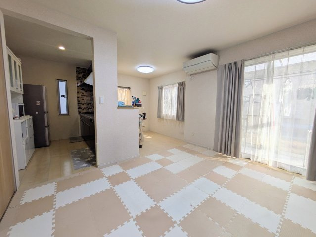 羽生市東6丁目　築浅中古戸建の居間・リビング