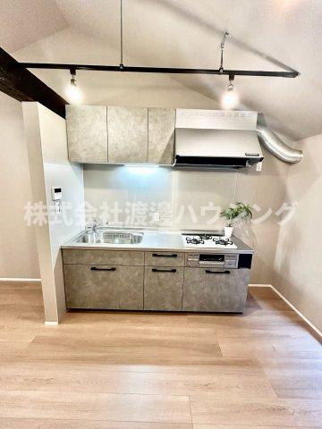 鴫野西一丁目テラウハウスのキッチン|3口ガスシステムキッチン