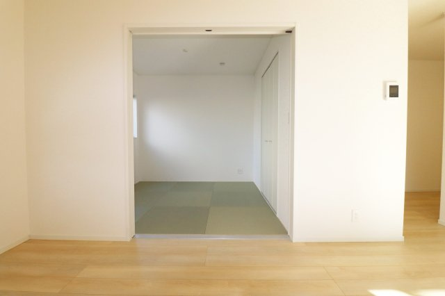 本宮市仁井田字糀壇　　　1号棟　　　五百川小学校、本宮第２中学区の和室|リビングに隣接する和室