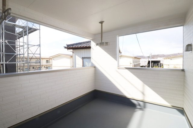 本宮市仁井田字糀壇　　　1号棟　　　五百川小学校、本宮第２中学区のバルコニー|※同社施工例