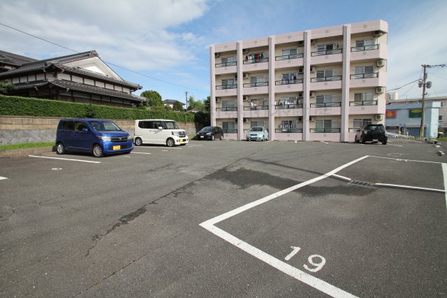 スクエア・Tの駐車場