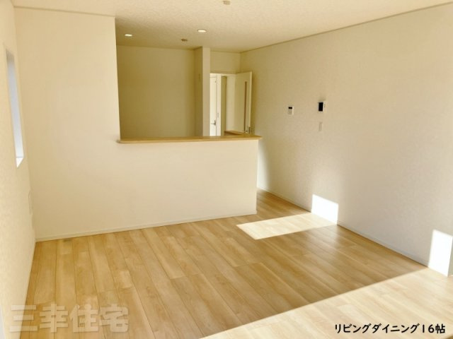 碧南市鴻島町の居間・リビング|南に面したリビングダイニング16帖。明るい日差しが降りそそぎます