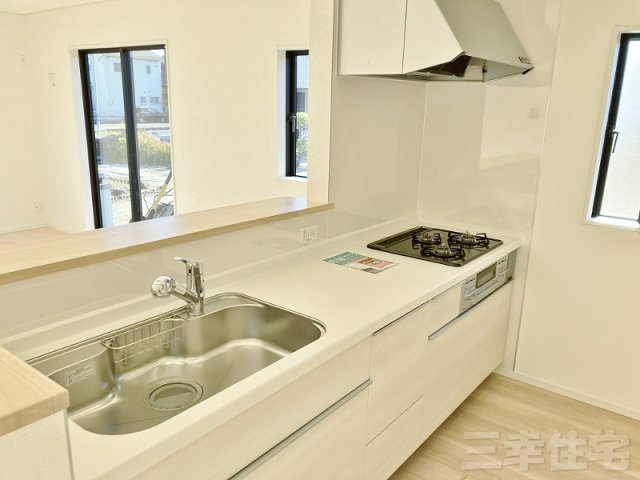 碧南市鴻島町のキッチン|家族の距離が縮まる対面式システムキッチン。キッチンを中心に笑顔と会話がはずむ開放的なスタイルです♪