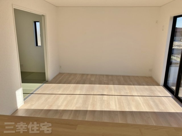 碧南市鴻島町の居間・リビング|リビング16帖+洋風和室4帖は20帖の開放感ある大空間に