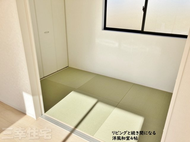 碧南市鴻島町の和室|リビングと続き間になる洋風和室4帖。頭のいい子はやっている学習机を置いてリビングのそばで勉強をしてはいかが