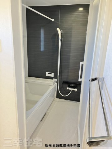碧南市鴻島町の浴室|浴室暖房衣類乾燥機を完備。浴室でふんわり衣類乾燥もできるから、雨の日も安心です。タイマーセットで自動お湯張り。帰宅後すぐにお風呂に入れちゃう嬉しい機能がついてます♪