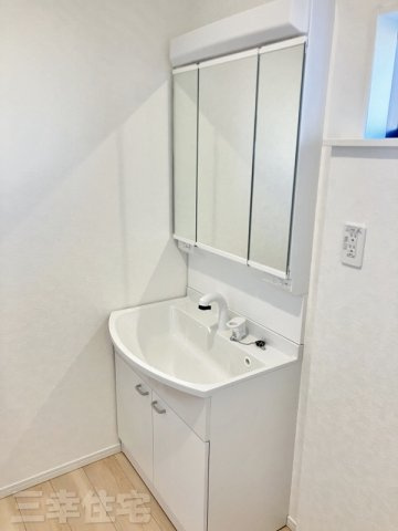 碧南市鴻島町の洗面所|嬉しい３面鏡ついつい長居してしまいそう。もちろんシャワー水栓です♪