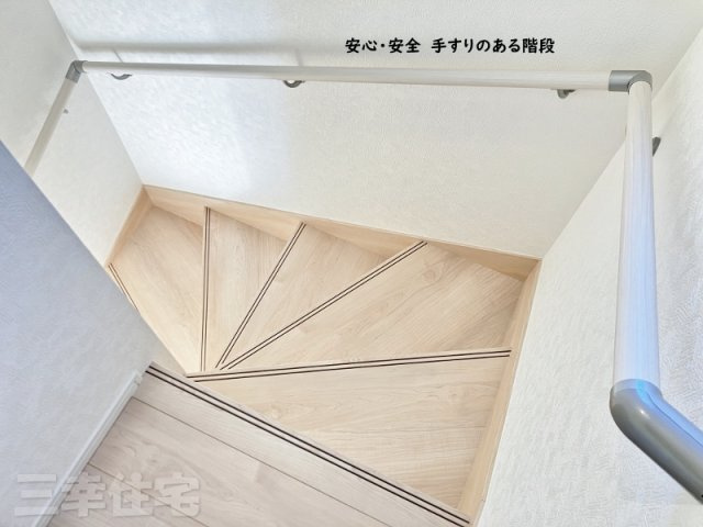 碧南市鴻島町の設備|階段には手すりがあります。転落の防止や体への負担を軽減します♪