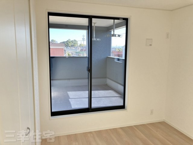 碧南市鴻島町の洋室|このお部屋も屋根のあるバルコニーに面しています