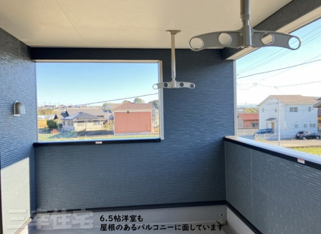 碧南市鴻島町のバルコニー|屋根のあるバルコニーは、天候や外からの視線を気にせず過ごせるプライベート空間です。ご家族で、お子さんと一緒に、お一人でゆっくり、多彩な時間を創出します♪