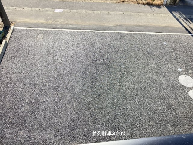 碧南市鴻島町の駐車場|並列駐車3台以上。とっても広い駐車場だからお車の乗り入れも楽々で安心です♪