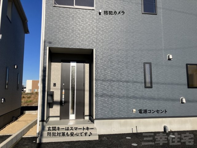 碧南市鴻島町の設備|玄関の鍵はスマートキー、防犯カメラの映像はスマートフォンで確認できます。EV車の充電設備もあって充実してますね