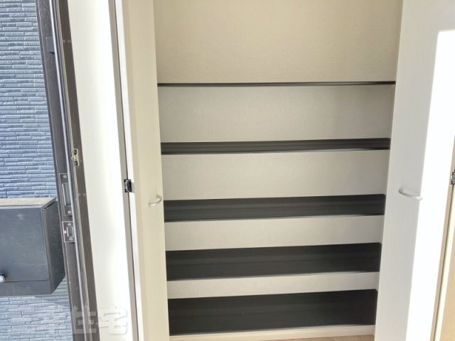 碧南市鴻島町の収納|住まいの顔玄関には、靴がたっぷり入るトール形の大容量収納ですっきりした玄関を実現しました！