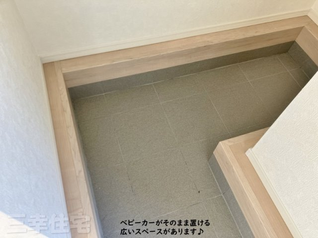 碧南市鴻島町の設備|玄関にはベビーカーがそのまま置ける広いスペースがあります