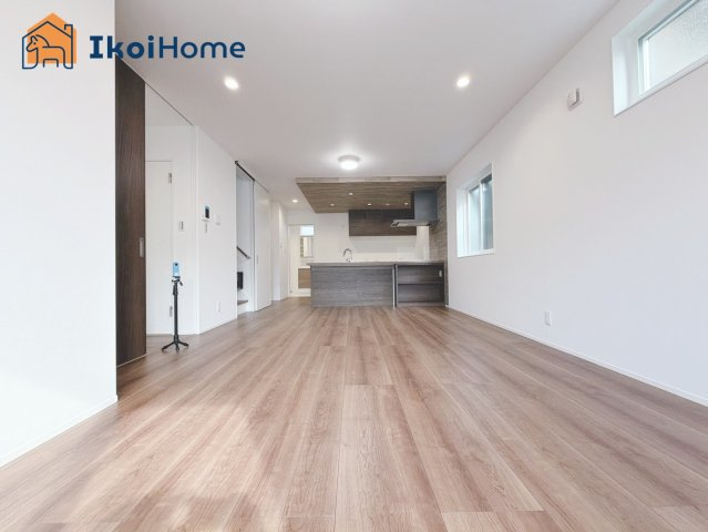 神戸市西区福吉台２丁目　2号棟　新築戸建の居間・リビング|【ホームページに現地動画掲載中】●年中無休：当日予約可●人気の対面式のキッチンで明るい！