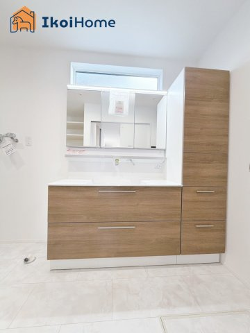 神戸市西区福吉台２丁目　2号棟　新築戸建の洗面所|【ホームページに現地動画掲載中】●年中無休：当日予約可●洗面台横にも収納がございます！