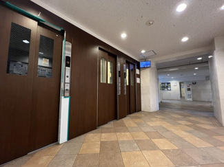 【その他共用部分】 | 宇喜田ホームズ | 出勤や通学のラッシュ時にも便利なエレベーター3基を完備！さらに安心のモニター付き♪