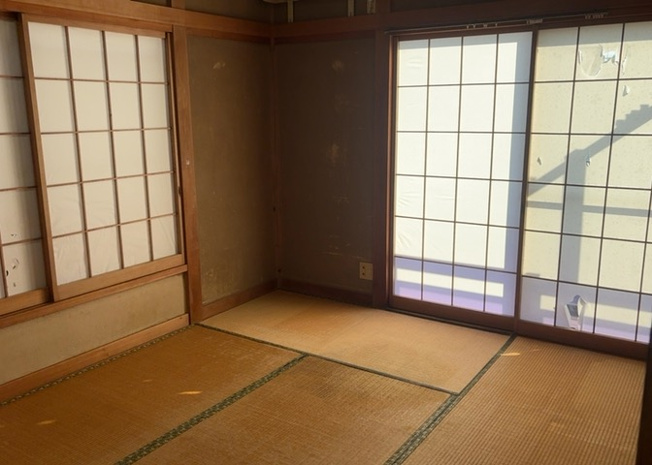 【寝室】 | 寝室でゆっくりと過ごすためにはベッド周りの適度な空間を担保することや窓の位置、照明の明るさ、寝室の広さなどを考える必要があります。自身や家族の構成とライフスタイルに併せて寝室にする部屋を選びましょう！