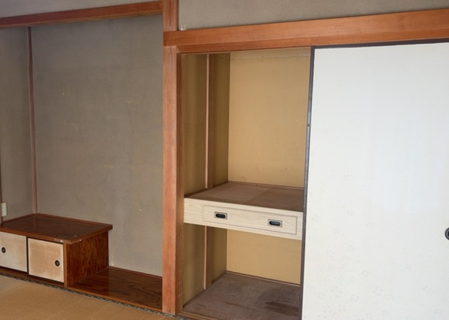 【収納】 | デザイン性を重視しすぎて収納が少なかった！なんてことにならないため、事前に現地で収納の数を確認しておくことをお勧めします。クローゼット以外にも床下収納や屋根裏収納、パントリーなどもチェックしましょう。