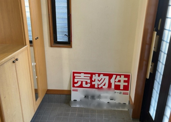 【玄関】 | 玄関は家の顔でもあり、家族以外の目にも止まる場所です。玄関は外との間を仕切る扉、靴などをしまっておく収納スペース、靴脱ぎのたたきスペース、来客とのやり取りをするドアホンなど複数のアイテムからなります。