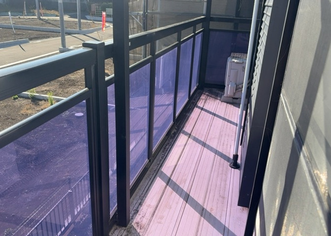 【バルコニー】 | バルコニーは、室外の専用スペースのうち、「屋根がなく開放された空間」であるものを指します。ベランダより広いタイプのものが多く、日当たりもよいため家庭菜園などを楽しみたい人にとって適した環境となります。