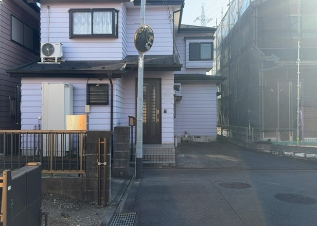 【外観】 | 住宅用の土地では前面道路に2m以上接していなければならないと法律で定められています。しかし、お持ちの車のサイズやライフスタイルなどにより、2mでは利便が悪い場合もございますので、事前に確認しましょう。