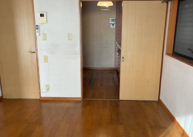 【キッチン】 | ダイニングとキッチンの間を扉や壁などで仕切らず、一体化させた間取りです。キッチンカウンターがついている物件ならば、食事をキッチンカウンターで取ることで、ダイニングスペースをリビングとして使用できます。