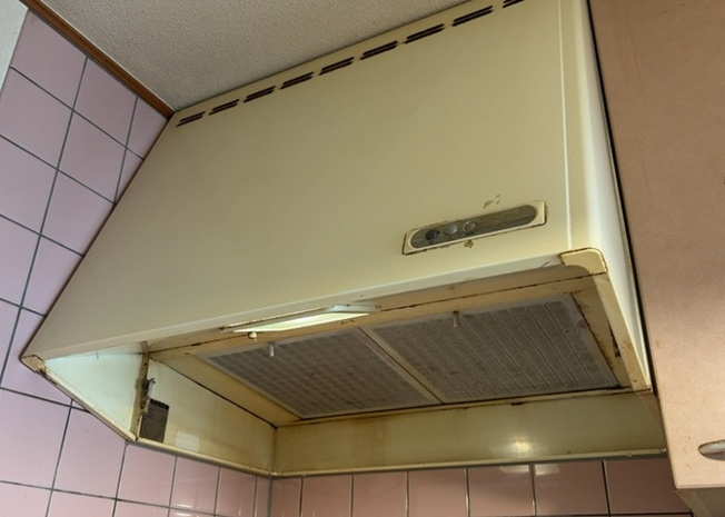 【冷暖房・空調設備】 | ２４時間換気と一般的な換気扇は役割が違います。２４時間換気は室内の空気を循環して、シックハウスや結露を防ぐ役割があるため常に動かす必要があります。一方の換気扇の役割は短期間で空気を入れ替えることです。