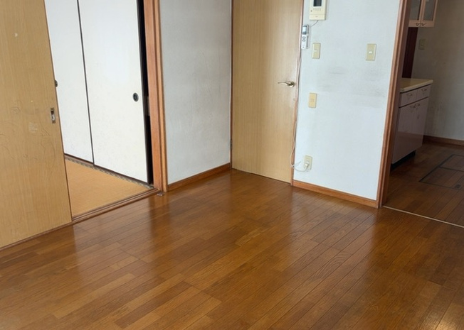 【居間・リビング】 | 直線タイプはLとDKを一直線に並べた形で対面キッチンのタイプです。一般的なのでよく見かけるかもしれません。直線タイプに似た直接アイランドタイプは、キッチンとダイニングの間に壁がない分広く感じられます。