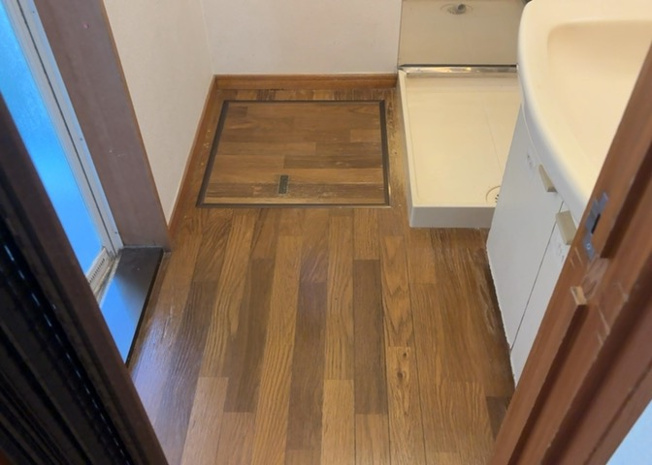 【脱衣所】 | 多くの戸建て住宅で見かける洗面脱衣所は、洗面台と洗濯機が2畳ほどのスペースに並べられていて、洗面所が脱衣所を兼ね備えている間取りが一般的です。お客様が利用することもある、パブリックな空間でもあります。