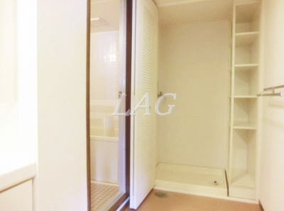 【その他】 | ロイヤルヒルズ高砂 | 室内洗濯機置き場です。