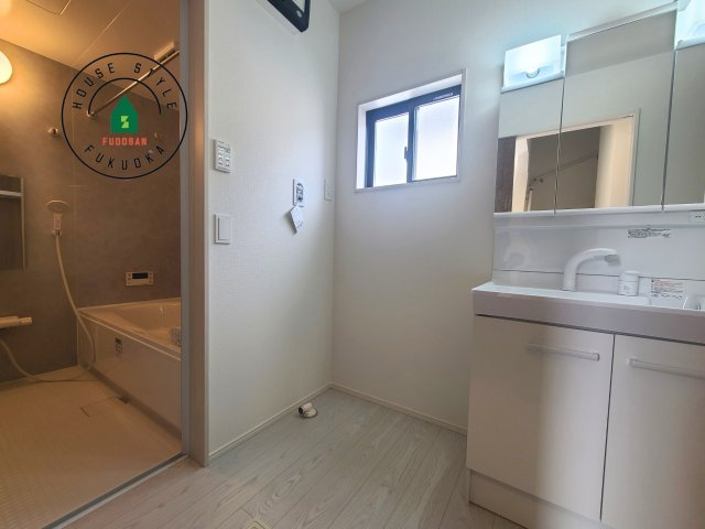 福岡市東区大岳2丁目第1-2棟（2号棟）の内観：施工例|ゆとりの洗面スペースで朝の身支度もスムーズに。暮らしを快適に変えるシャワー付洗面台です！